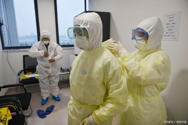 防护服散热方案：医护人员全副武装抗击疫情